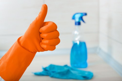 Carpets cleaner in Richmond using deep cleaning equipment on floor